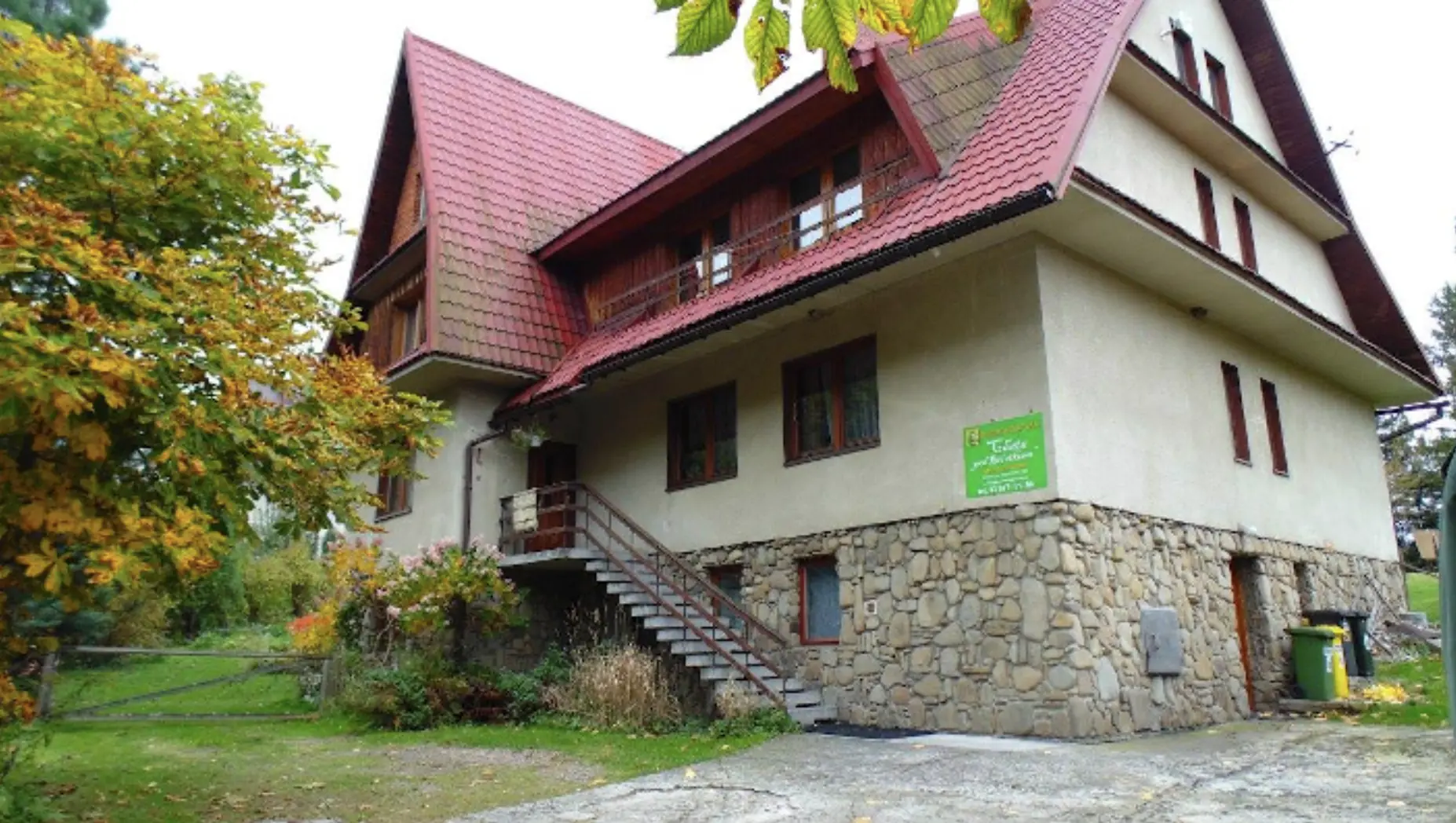 Chata pod Kwiatkiem — góralski dom z kamienną podmurówką i jesiennym ogrodem