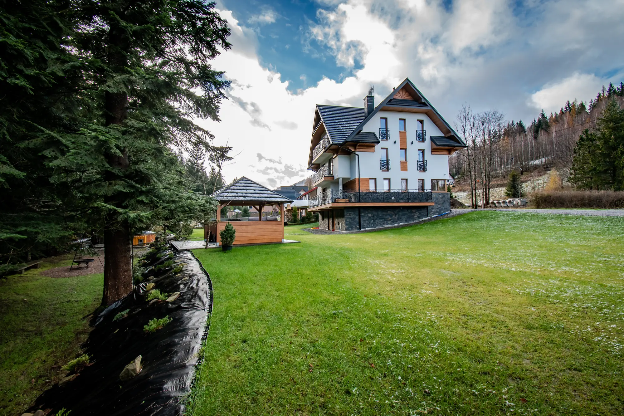 Cyrhel Apartments w Zawoi-Czatoży latem