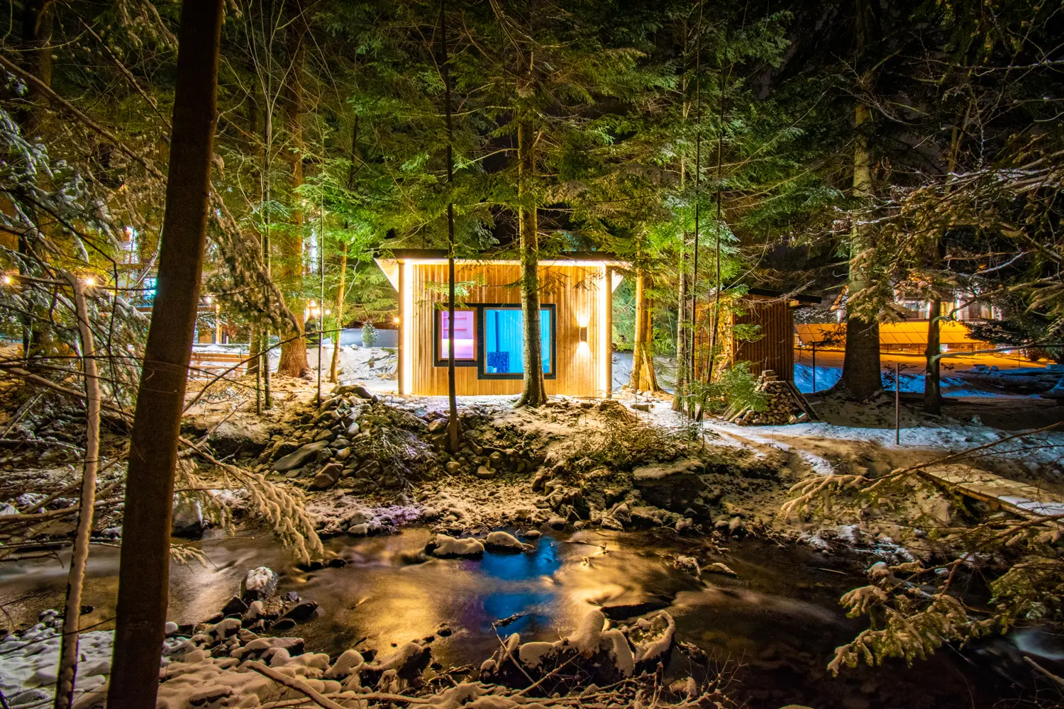 Leśne SPA Cyrhel Apartments wieczorem