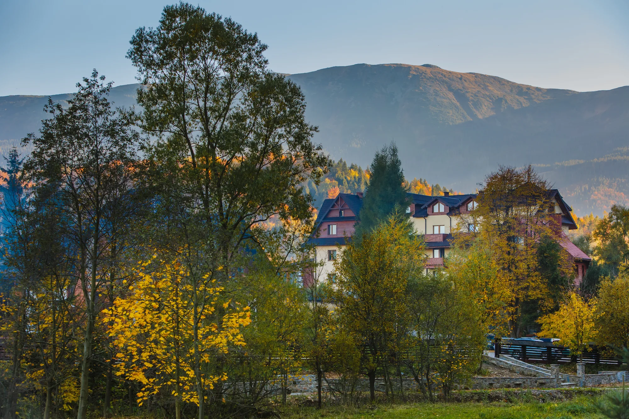 Hotel & SPA Jawor*** na tle Babiej Góry