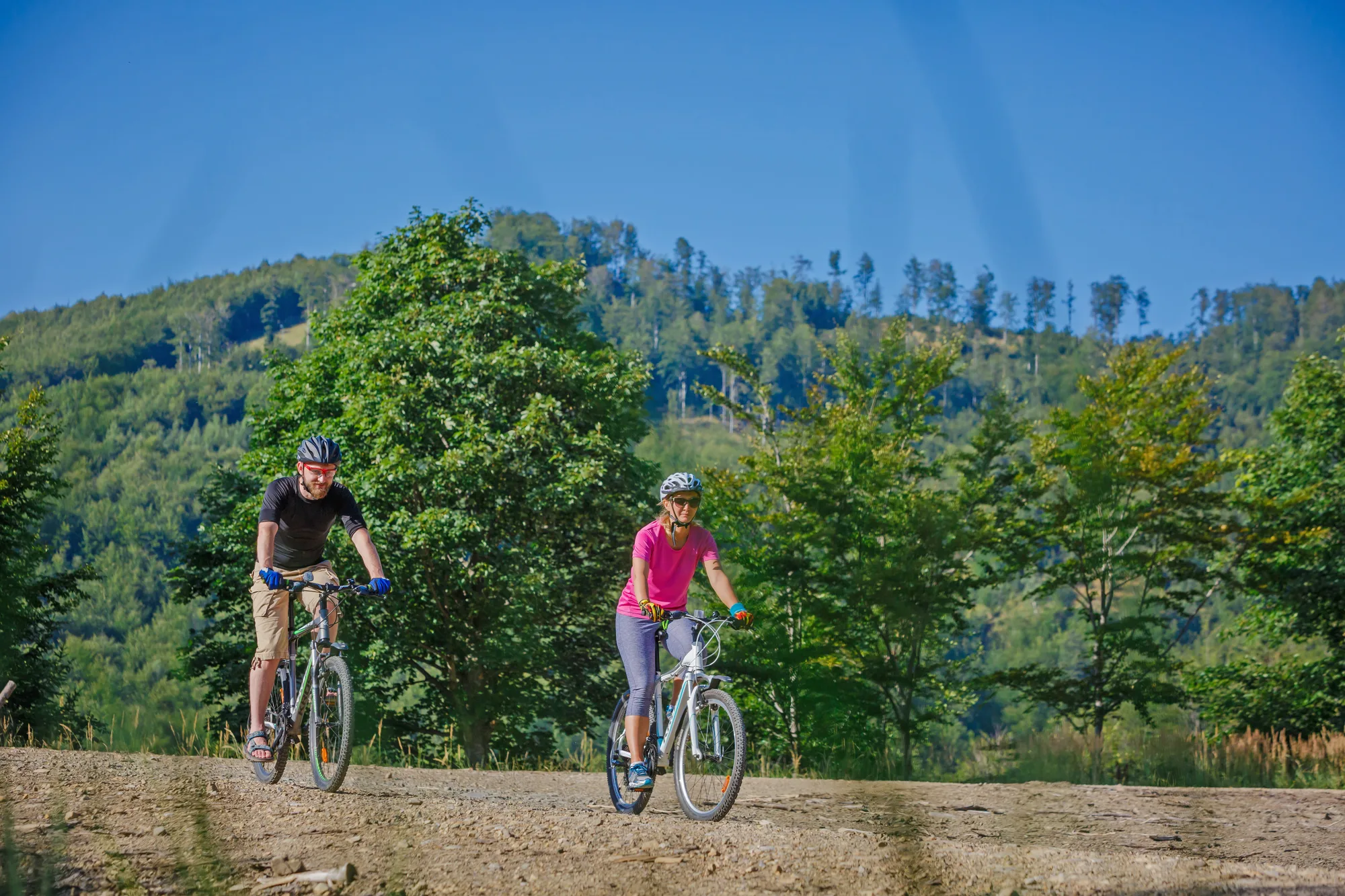 Wypożyczalnia rowerów z widokiem na góry