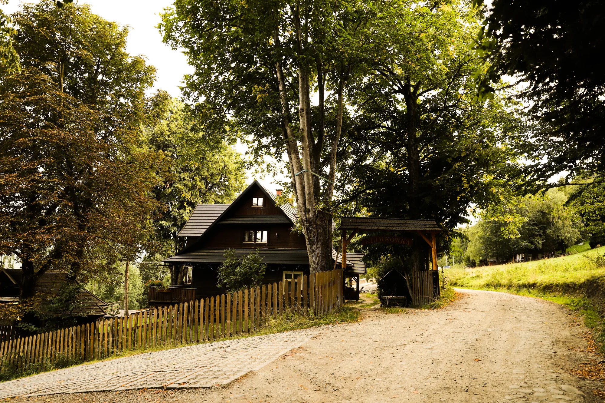 Klimkówka Zawoja — dojazd do domu i brama wjazdowa