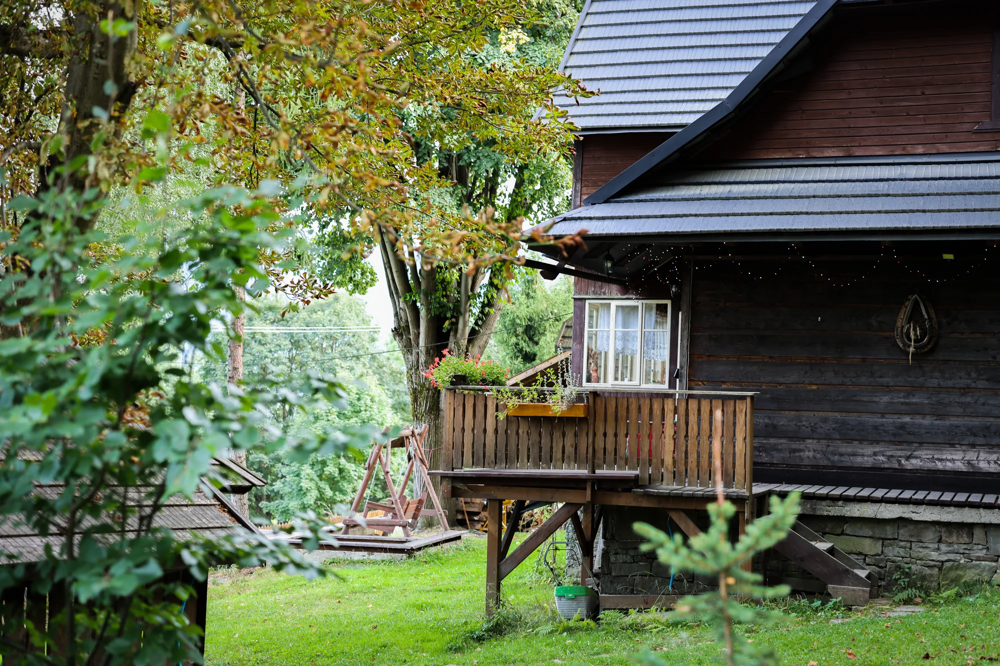 Klimkówka Zawoja — ogród z huśtawką przy domu