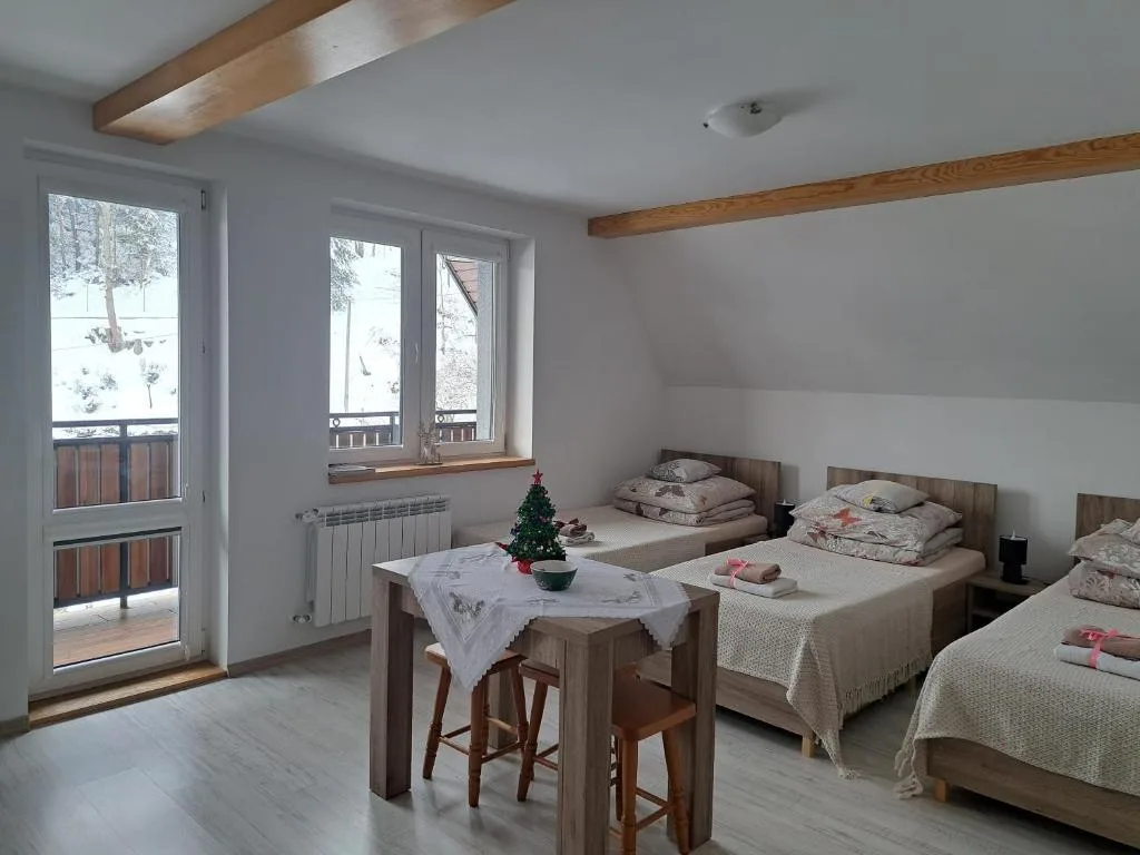 Zakątek DoriMaks — pokój z trzema łóżkami i wyjściem na balkon