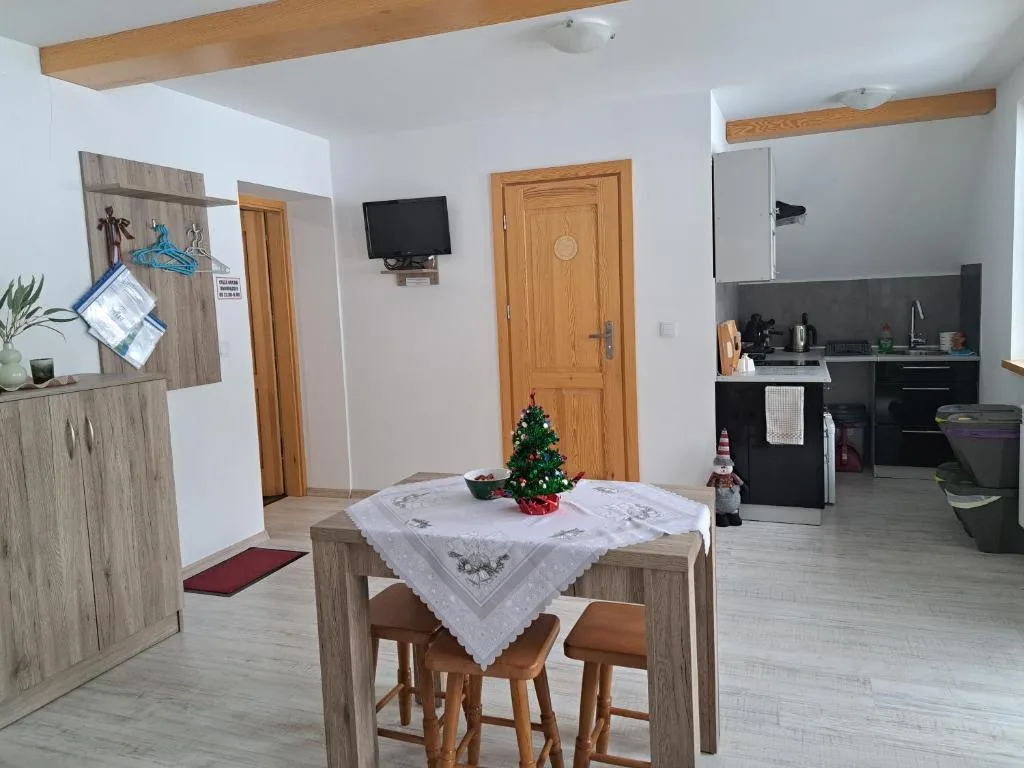 Zakątek DoriMaks — pokój ze stołem i aneksem kuchennym