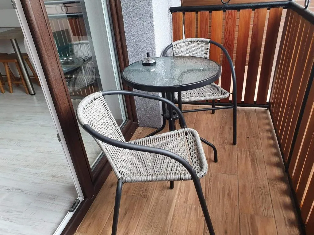 Zakątek DoriMaks — balkon ze stolikiem i krzesłami