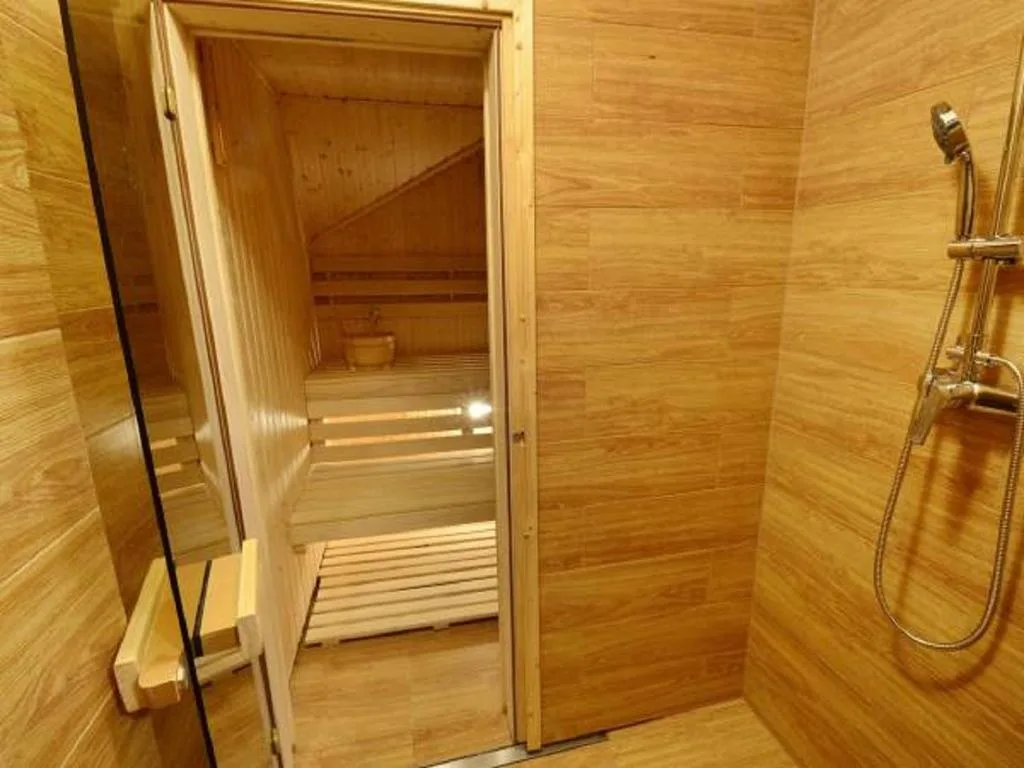 Zakątek DoriMaks — sauna z prysznicem obok